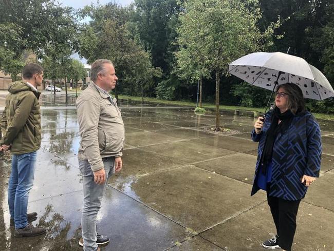 Gemeente moet zelf ook tegels wippen