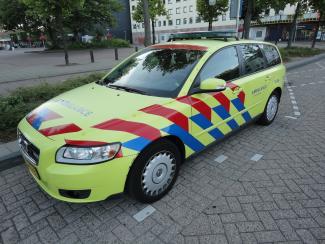 Scooter geschept door parkerende auto