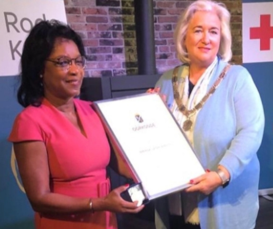 Eremedaille voor voorzitter 75-jarige Rode Kruis