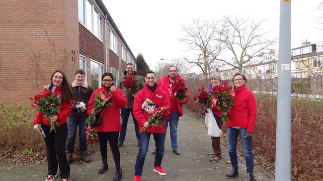 PvdA deelt Valentijnsrozen uit aan de zorg