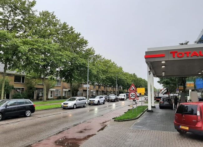 Jongeren trappen raam in bij flat in Hoofddorp