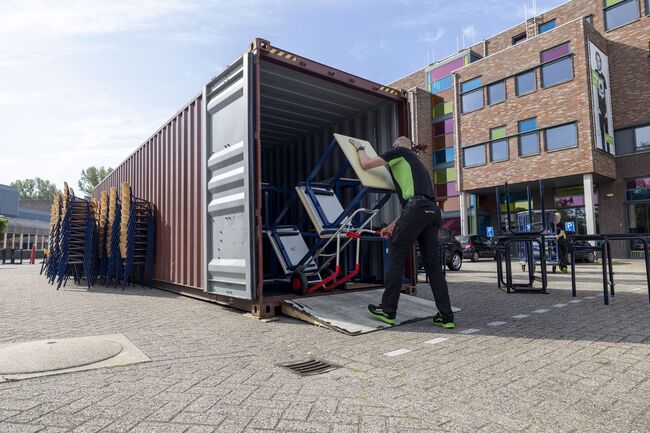 Nova College Hoofddorp doneert meubels aan scholen in Gambia