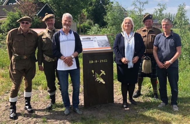 Plaquette herinnert aan schijnvliegveld bij Rijsenhout