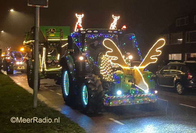 Kerststoet met 75 versierde trekkers door Haarlemmermeer