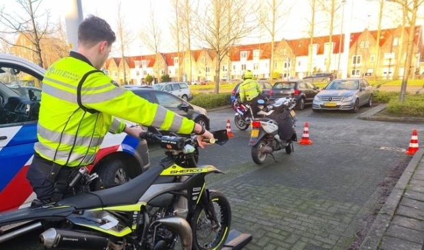 Veel boetes bij bromfietscontrole Nieuw-Vennep