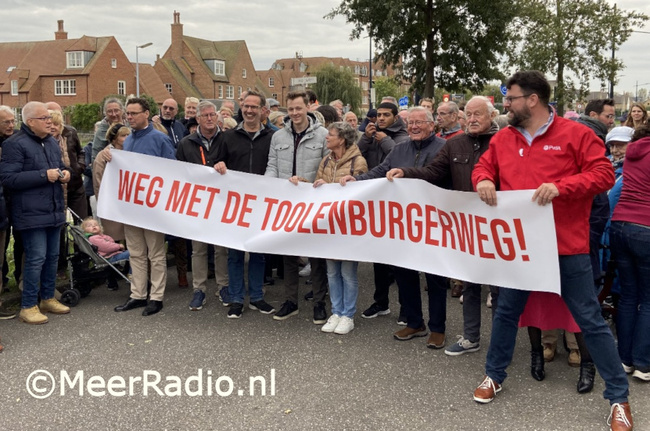 Toolenburgerweg en busbaan Graan voor Visch van de baan