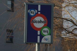 Automobilist met slok op over de kop