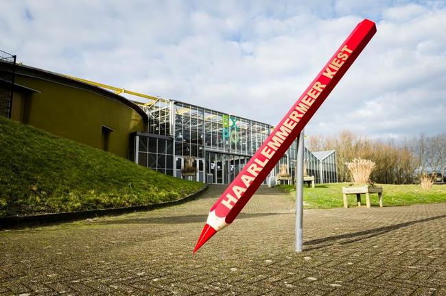 Met de auto van de burgemeester naar het stemlokaal