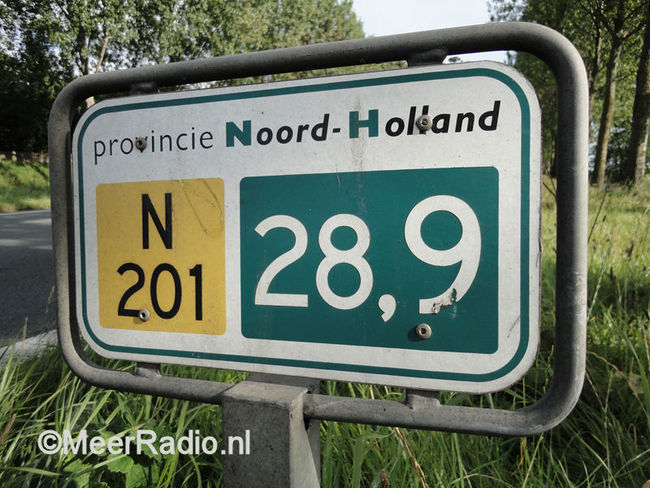 Vrachtwagen in sloot na klapband