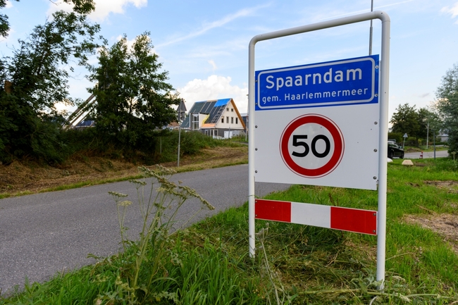 Taxi rijdt de sloot in