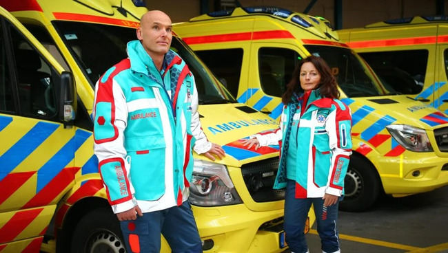 Ambulancepersoneel in nieuw jasje