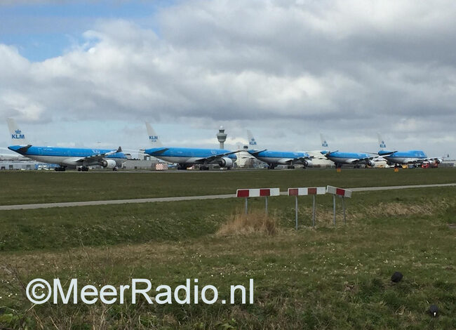 Vliegtuigen geparkeerd op landingsbaan