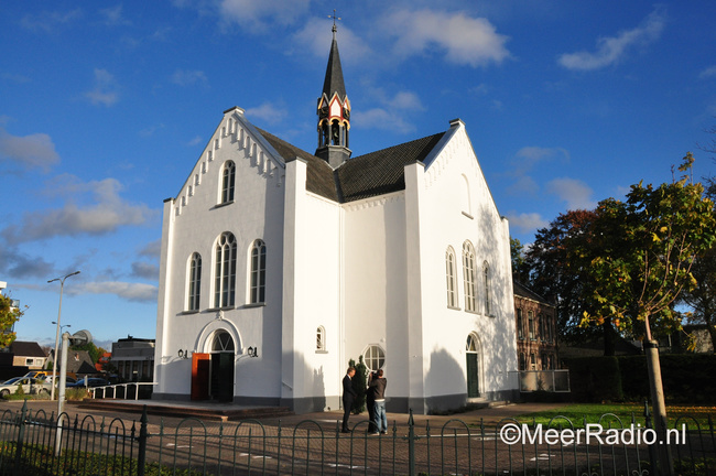 Scheuren in buitenmuur Witte Kerk in Nieuw-Vennep