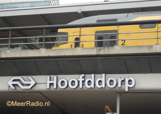 Staatssecretaris opent watertappunt in Hoofddorp