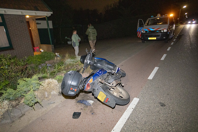 Scooter crasht in voortuin