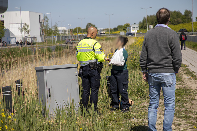 Vrouw loopt door rood en wordt aangereden