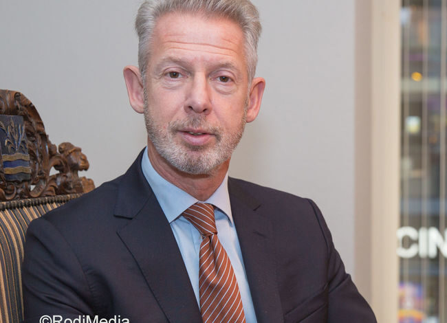 Oud-burgemeester Hoes Officier in de Orde van Oranje-Nassau