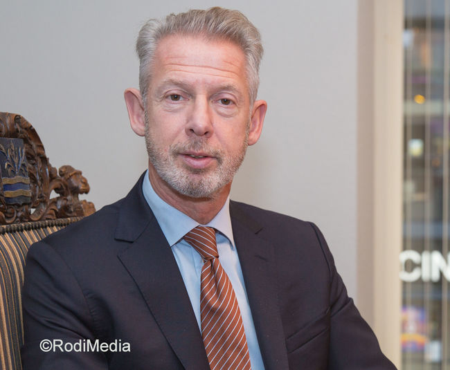 Oud-burgemeester Hoes Officier in de Orde van Oranje-Nassau