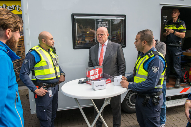 Grapperhaus bij mobiele politiebureau in Hoofddorp