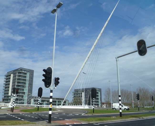 Automobilist gewond bij botsing tegen Calatravabrug