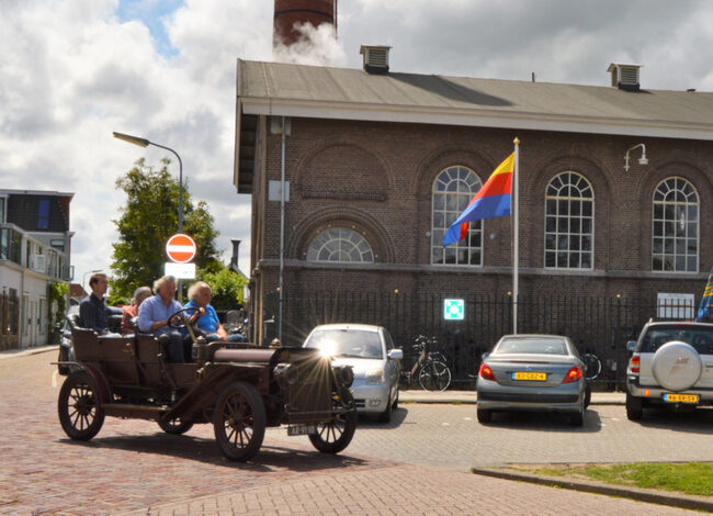 Antieke stoomauto in Stoomgemaal Halfweg