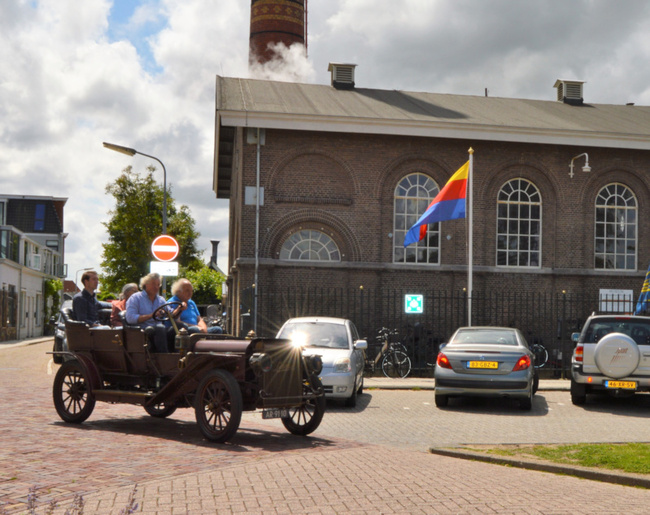 Antieke stoomauto in Stoomgemaal Halfweg