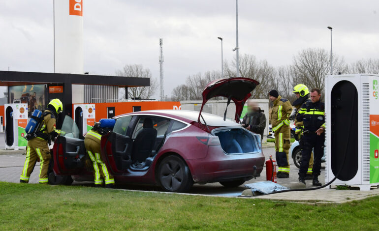 Auto in brand tijdens opladen bij tankstation