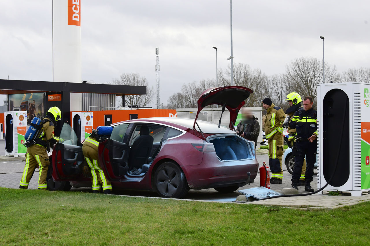 Auto in brand tijdens opladen bij tankstation