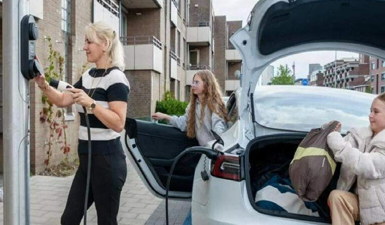 Auto’s opladen bij de lantaarnpaal