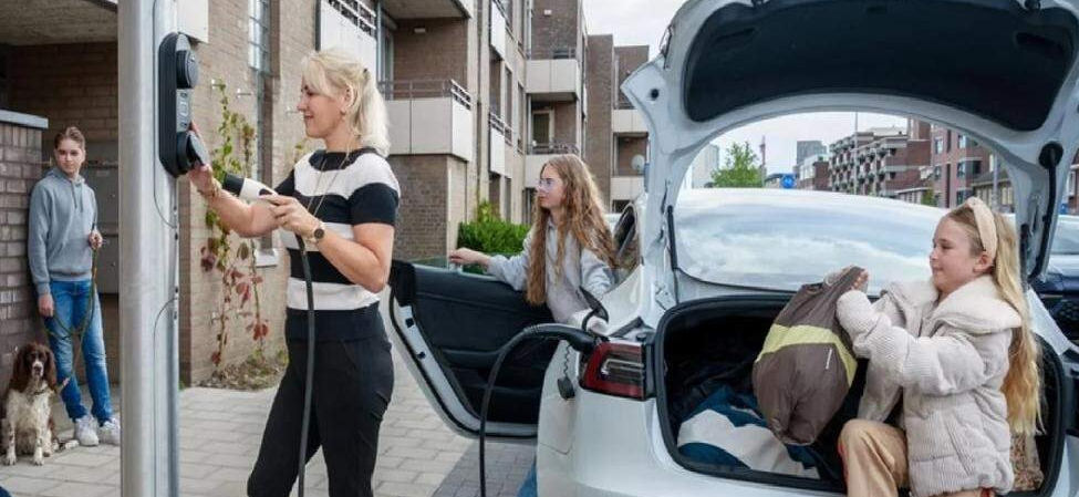 Auto’s opladen bij de lantaarnpaal