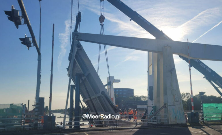 Brugdeel van de Cruquiusbrug geplaatst