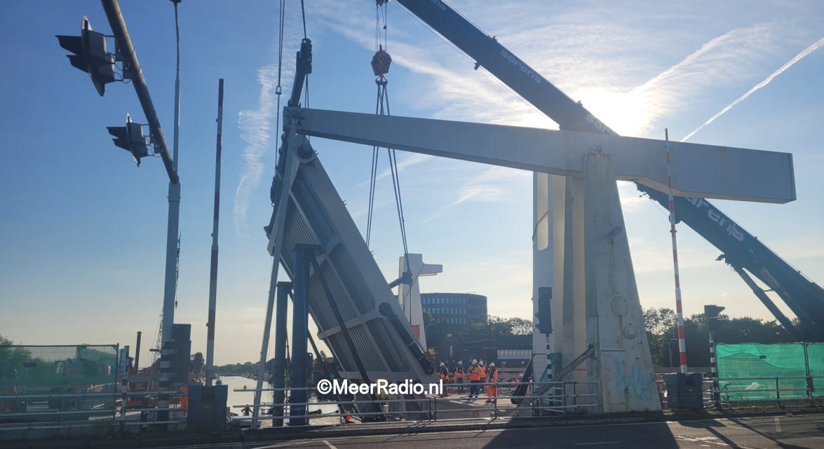 Brugdeel van de Cruquiusbrug geplaatst