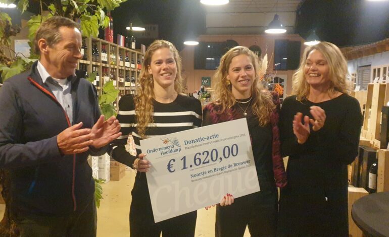 Bregje en Noortje de Brouwer krijgt cheque van ondernemers