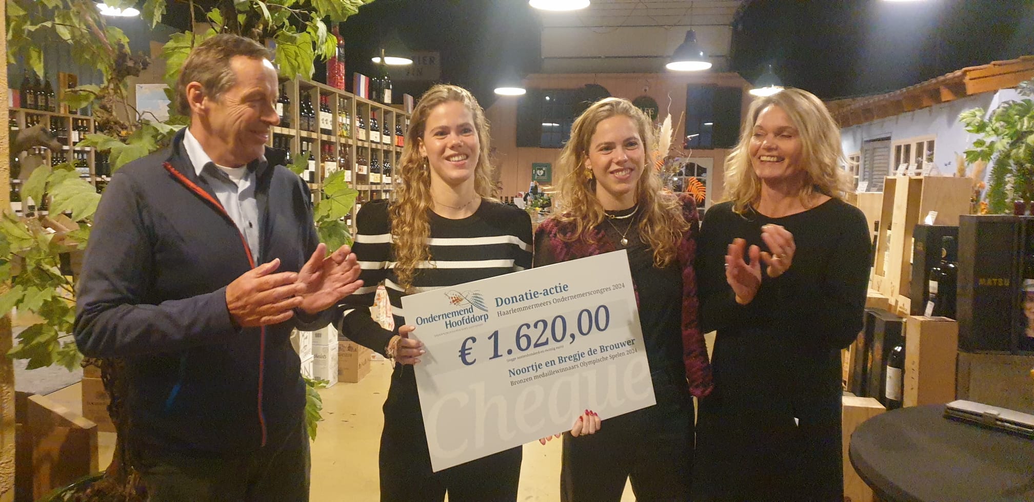 Bregje en Noortje de Brouwer krijgt cheque van ondernemers