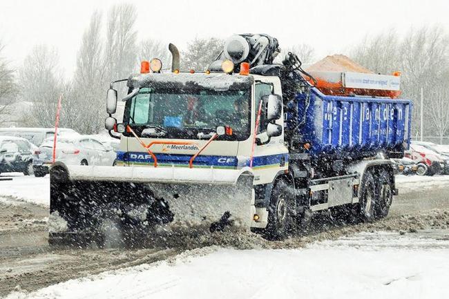 Strooiwagens de weg op