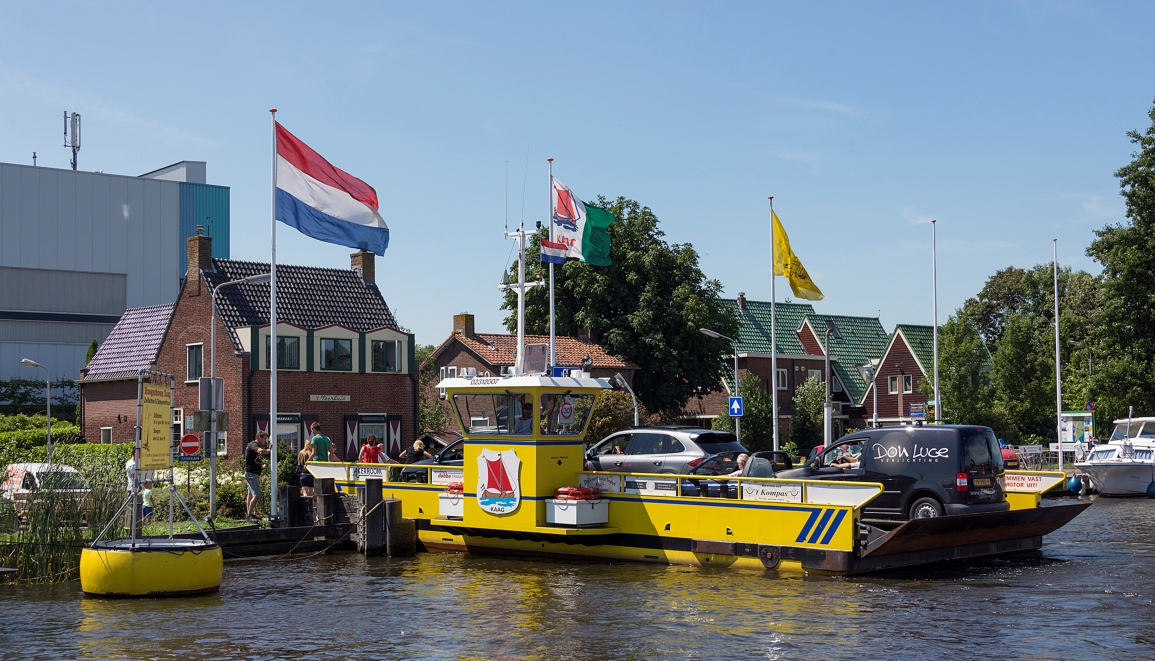 Gloednieuwe cabrio valt van pont in Buitenkaag