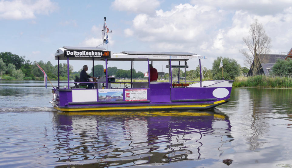 Fietsveerpontje bij Cruquius vaart weer