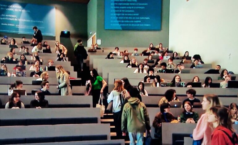 Studenten lenen minder en werken meer