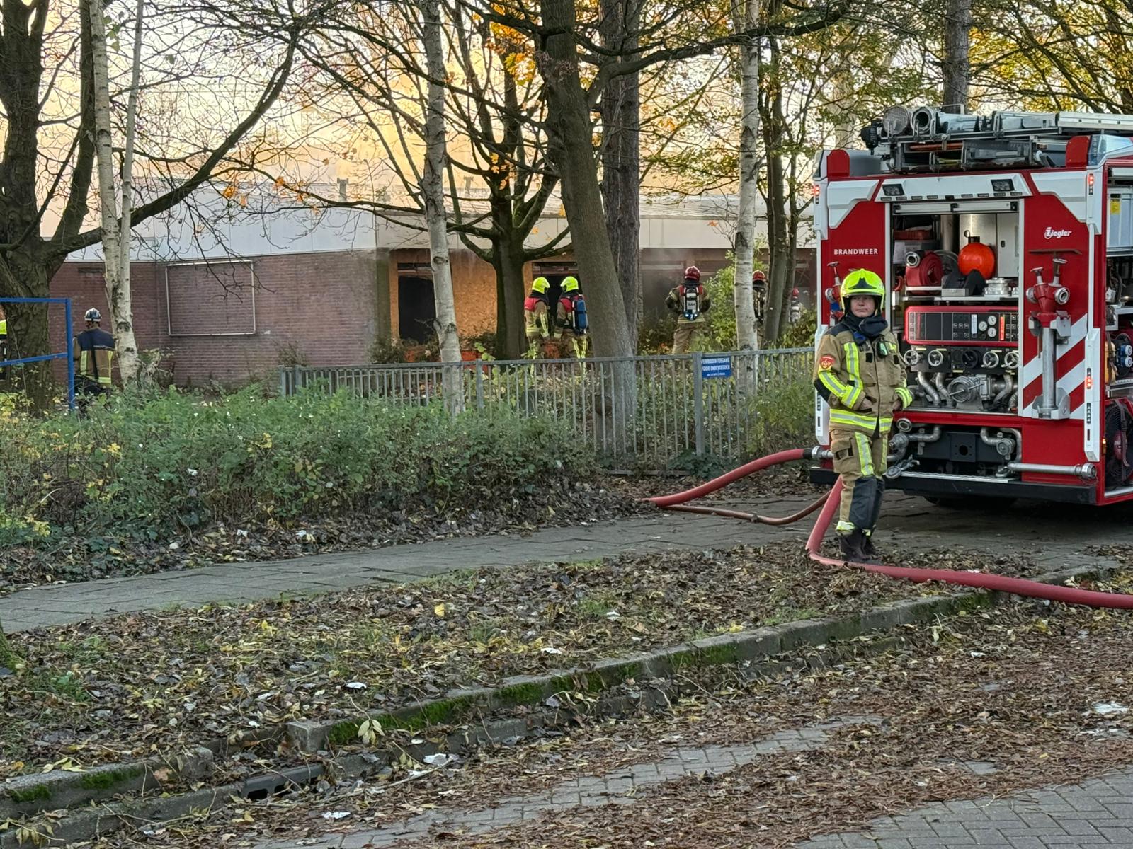 Grote brand in oude school in Hoofddorp