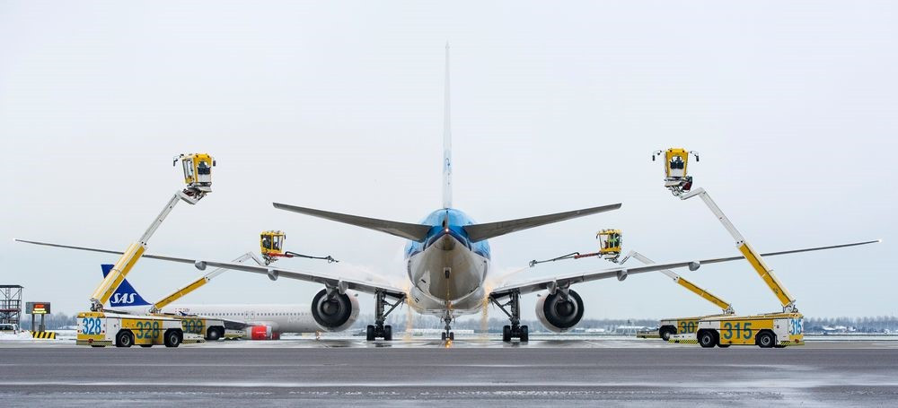 Winterweer zorgt voor verdere annuleringen op Schiphol, de-icingvloeistof aangevuld