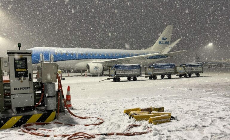 Beperkt treinverkeer rond Amsterdam, 800 vluchten geannuleerd en meer sneeuw verwacht
