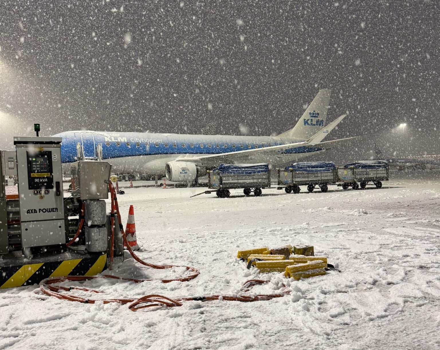 Beperkt treinverkeer rond Amsterdam, 800 vluchten geannuleerd en meer sneeuw verwacht
