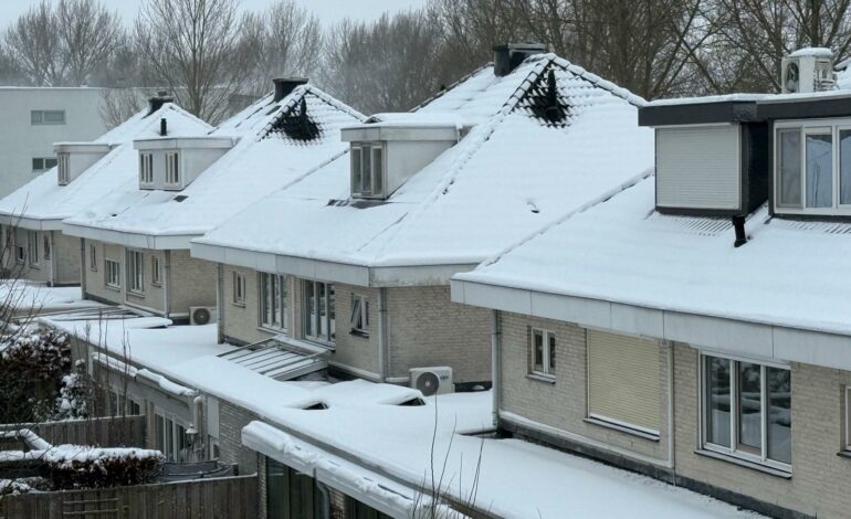 Witte daken, groene stroom: wat doe je met sneeuw op zonnepanelen?