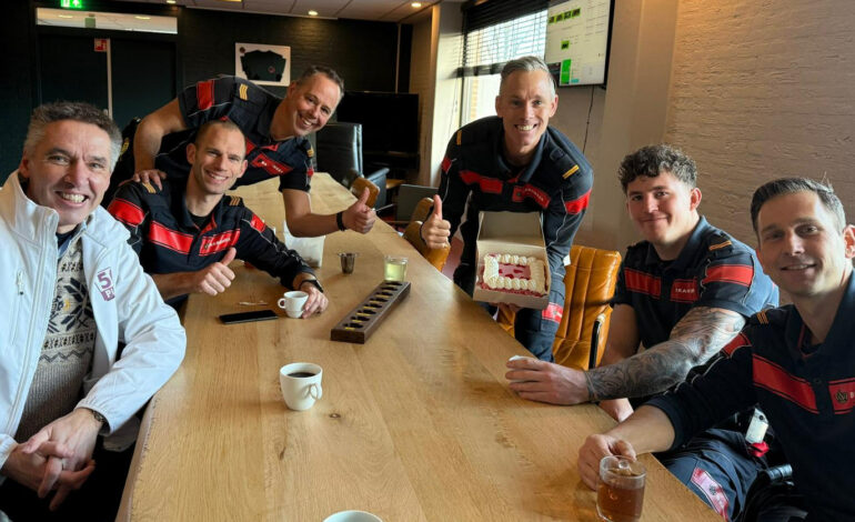 50Plus biedt brandweer Hoofddorp Valentijnstaart aan