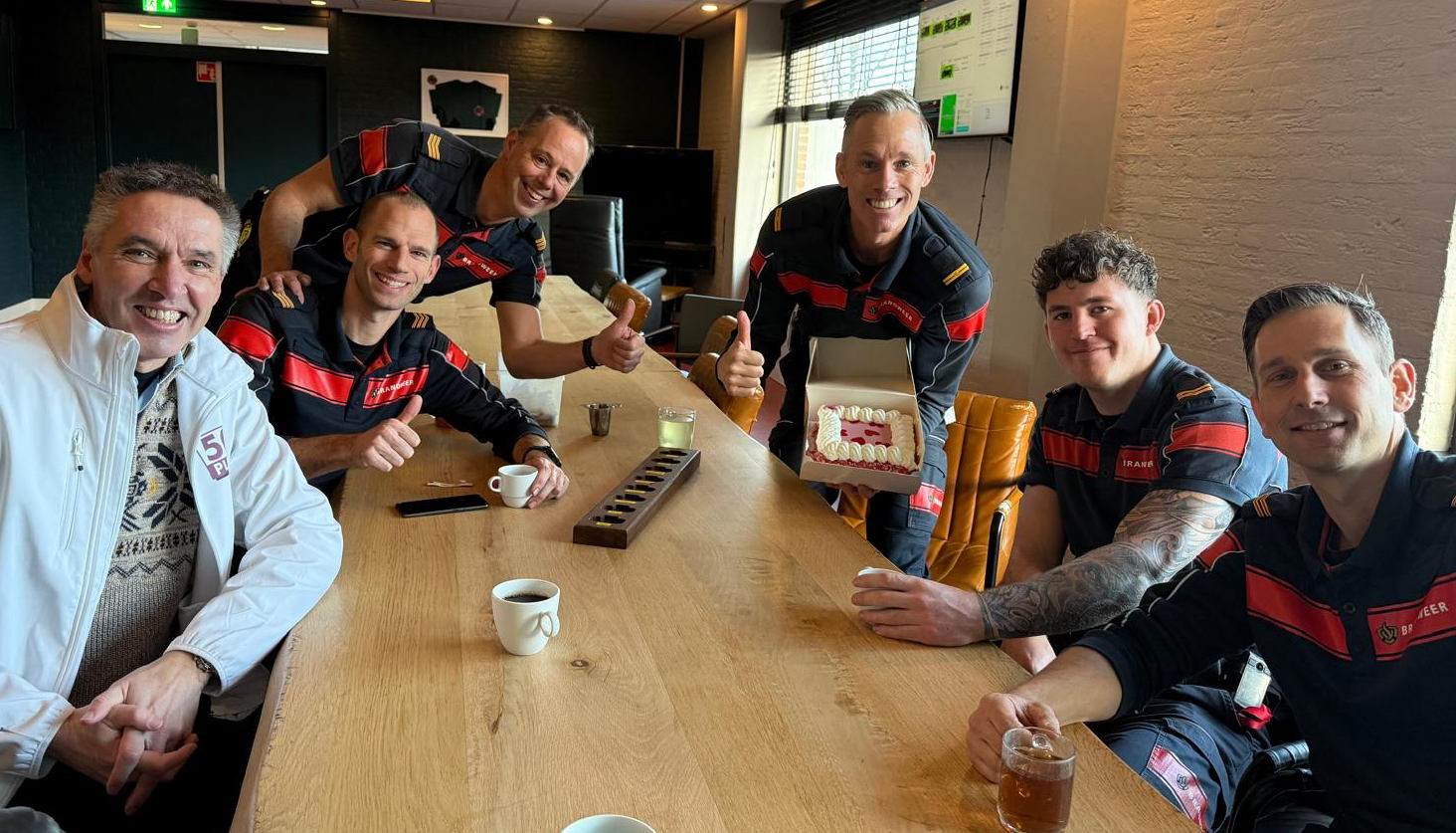 50Plus biedt brandweer Hoofddorp Valentijnstaart aan