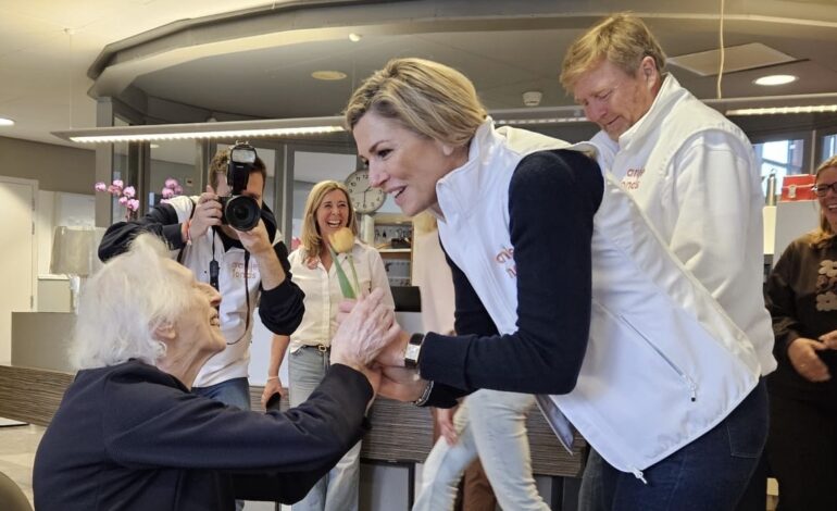 Koningspaar helpt mee tijdens NLdoet bij woonzorglocatie Bornholm in Hoofddorp