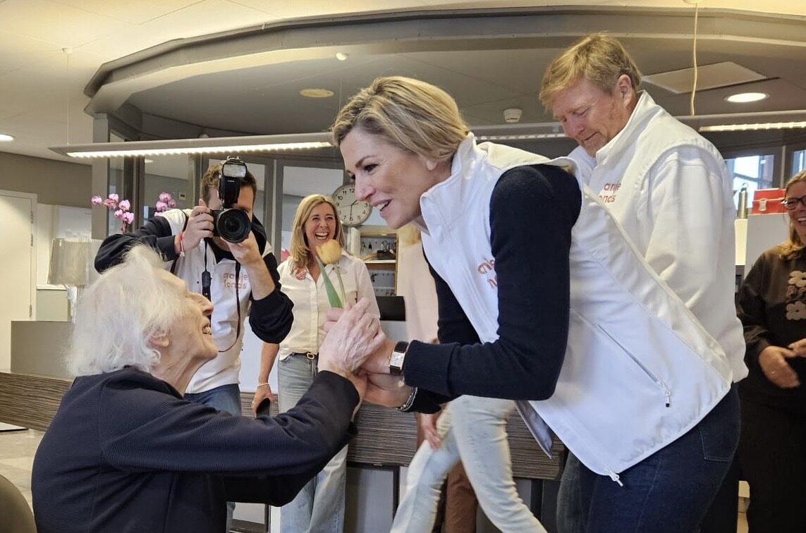 Koningspaar helpt mee tijdens NLdoet bij woonzorglocatie Bornholm in Hoofddorp