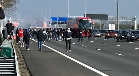 Ajax hooligans blokkeerden spelerbus op A4