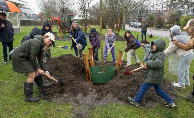 Leerlingenraad Rietveldschool plant bomen op Boomfeestdag