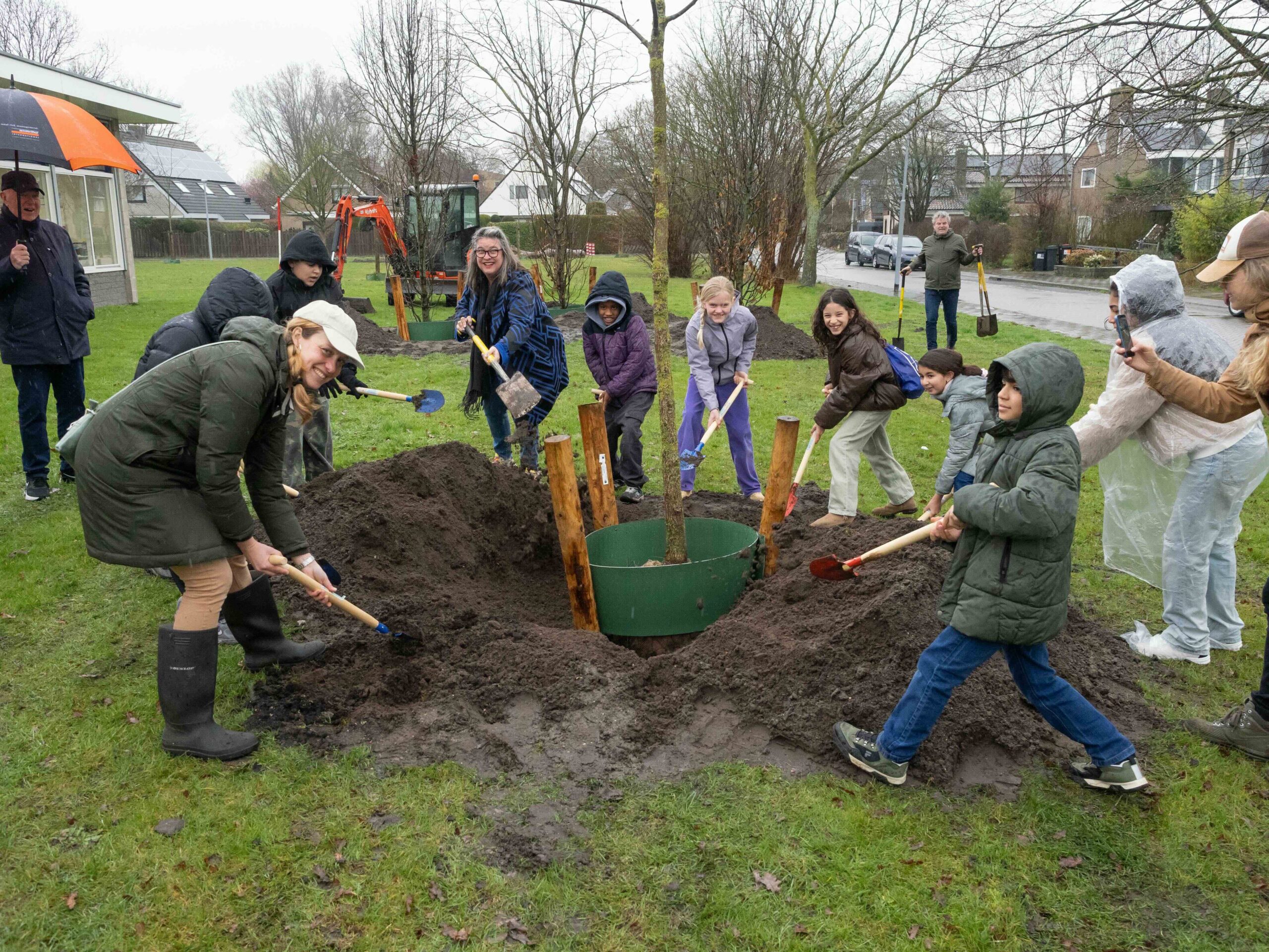 Leerlingenraad Rietveldschool plant bomen op Boomfeestdag